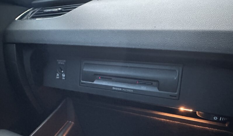 
								Skoda Octavia 1.4 TSI SE DSG full									