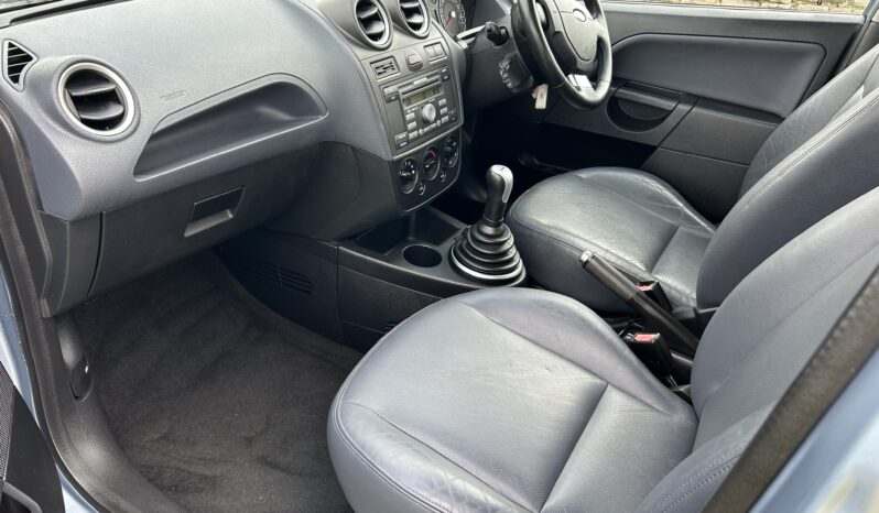 
								Ford fiesta ghia 1.4 petrol full									