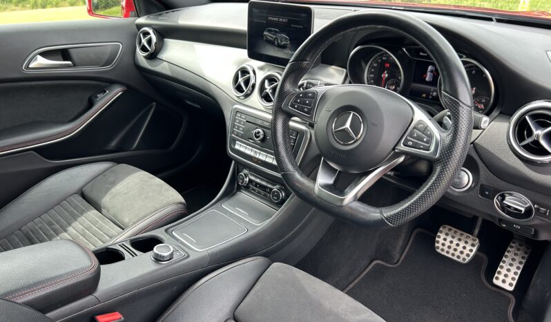 
								Mercedes-Benz GLA 1.6 GLA200 AMG Line 7G-DCT full									