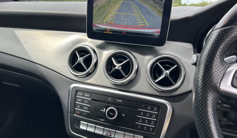 
								Mercedes-Benz GLA 1.6 GLA200 AMG Line 7G-DCT full									