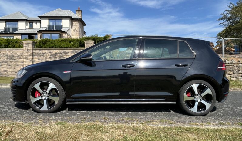 
								Volkswagen Golf GTI full									