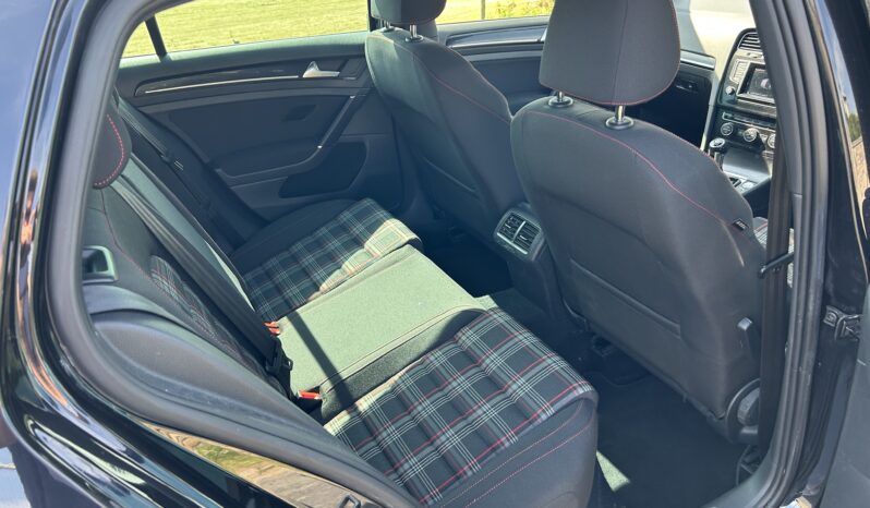 
								Volkswagen Golf GTI full									