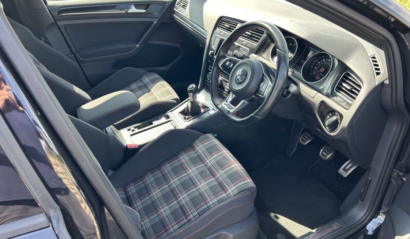 
								Volkswagen Golf GTI full									