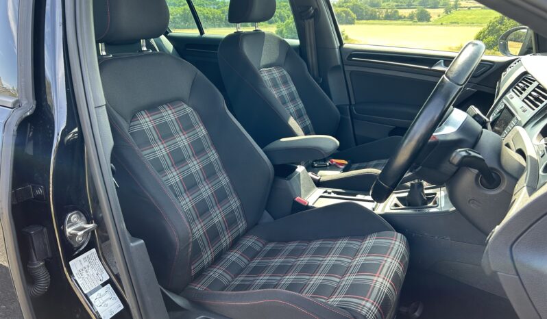 
								Volkswagen Golf GTI full									