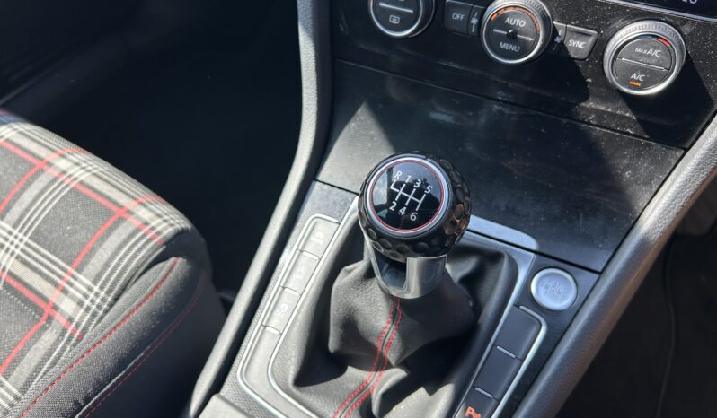 
								Volkswagen Golf GTI full									