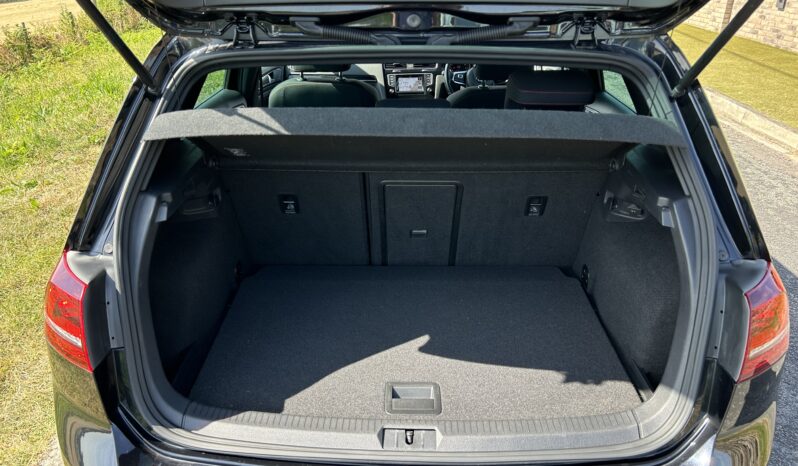 
								Volkswagen Golf GTI full									