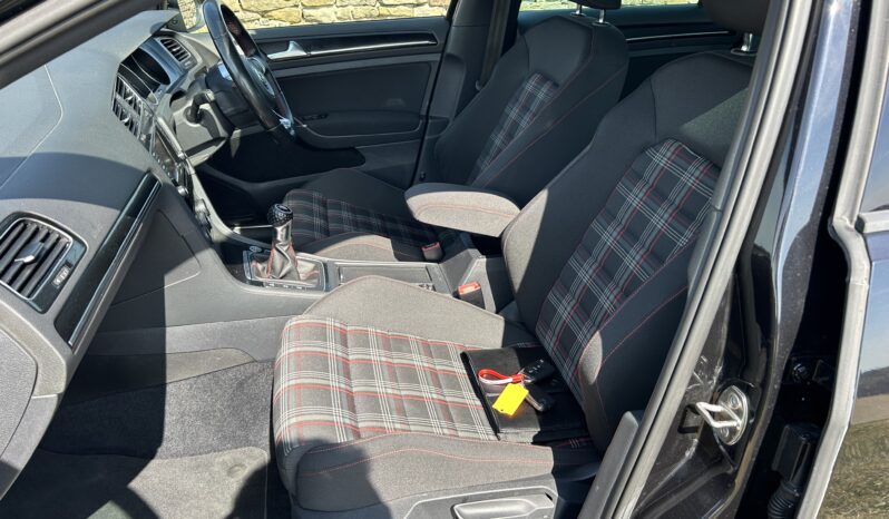 
								Volkswagen Golf GTI full									