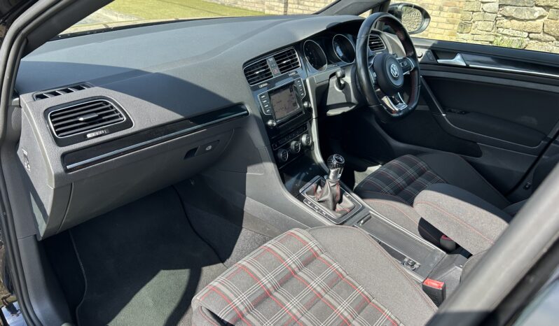 
								Volkswagen Golf GTI full									